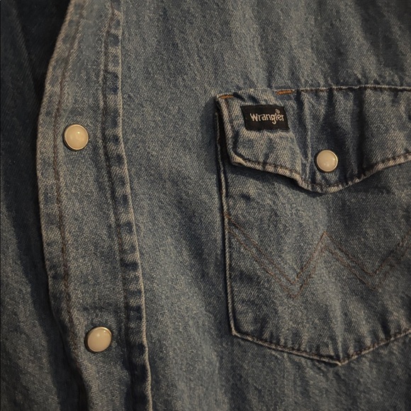 Wrangler Women’s Casual Blue Button Down Shirt with Pearl Snaps - Picture 3 of 5